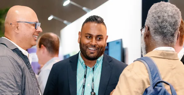 VeeamON attendees talking with a Veeam expert